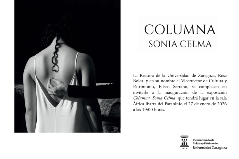 «Arquitecta, fotógrafa y música, Sonia Celma construye este proyecto expositivo como una partitura cuyo tema y epicentro es su hija Carla, obligada —tras un diagnóstico de escoliosis— a llevar un corsé ortopédico durante 7 años.